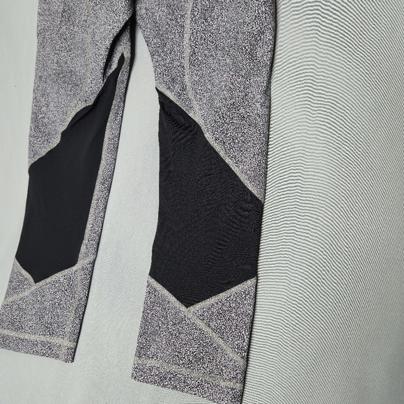 Lululemon Pace Rival Crop Back Zip Pocket White/Black Style W6ABPS size 6 - Picture 6 of 12